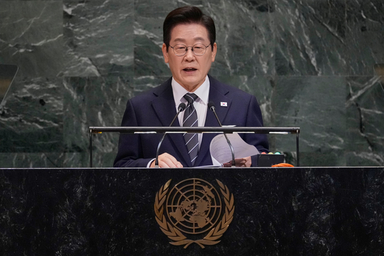 Korean President Lee Jae Myung addresses the 80th session of the United Nations General Assembly in New York on Sept. 23. [AP/YONHAP]