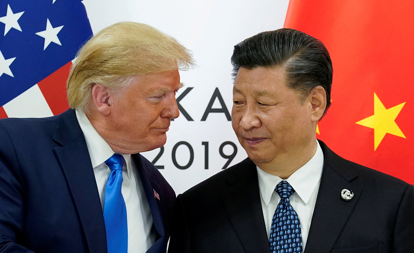 U.S. President Donald Trump, left, meets with China's President Xi Jinping at the start of their bilateral meeting at the G20 leaders summit in Osaka, Japan on June 29, 2019. [REUTERS/YONHAP]