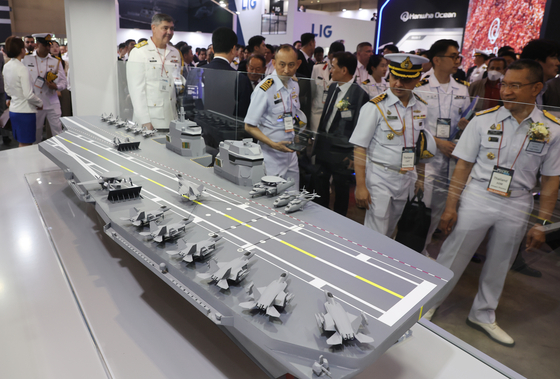 Visitors to a shipping industry fair held in Busan look at the model of the model of the Korean Destroyer Next Generation (KDDX) made by HD Hyundai Heavy Industries on June 7, 2023. [JOONGANG ILBO]