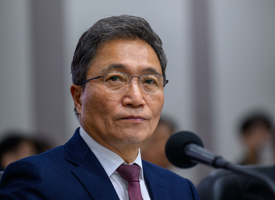 Lee Hak-jae, CEO of Incheon International Airport Corporation, listens to questions from lawmakers during a parliamentary audit by the National Assembly’s Land, Infrastructure and Transport Committee at the corporation’s headquarters in Incheon on Oct. 27. [YONHAP]