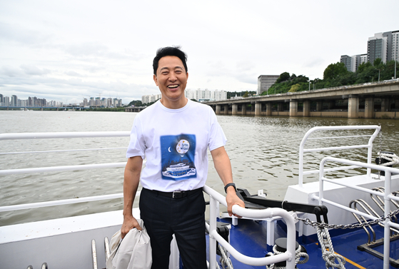 Seoul Mayor Oh Se-hoon poses for a photo during an opening ceremony for Hangang buses on Sept. 18. [SEOUL METROPOLITAN GOVERNMENT]