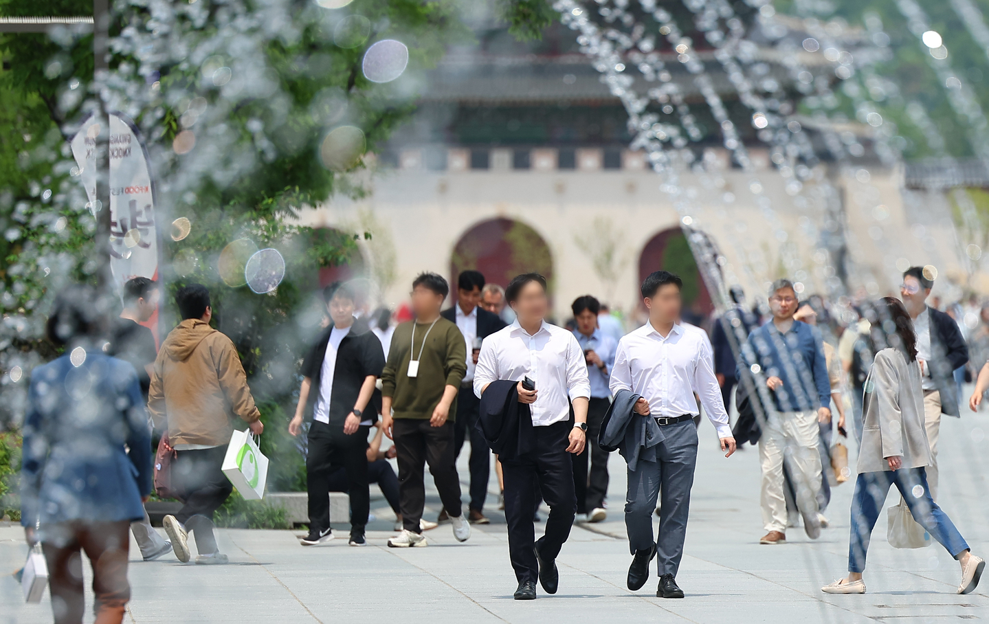 Office workers in suits walk across a street in Jongno District, central Seoul on May 20. [YONHAP] 