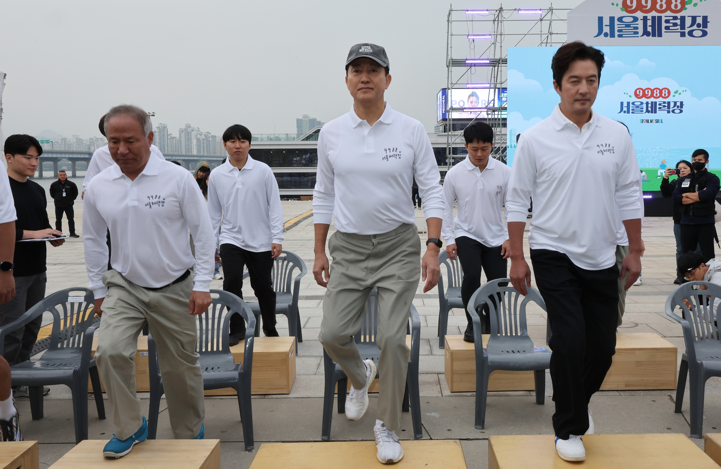 Seoul Mayor Oh Se-hoon takes a fitness test during the ″9988 Seoul Fitness Field″ event at Yeouido Hangang Park in western Seoul on Oct. 26. [YONHAP]
