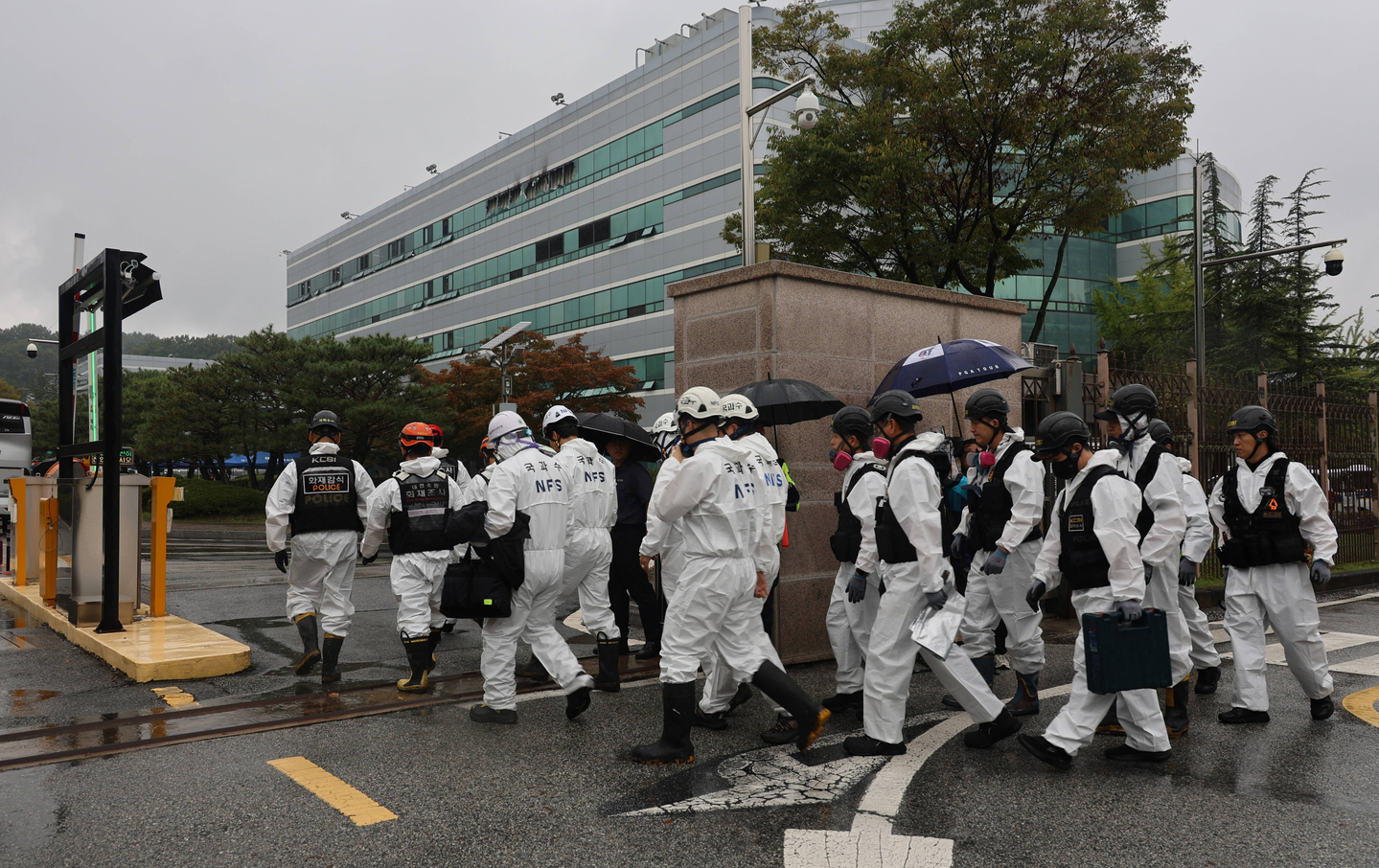 Investigators from a joint inspection team including the Daejeon Metropolitan Police Agency, Fire Department, and National Forensic Service enter the National Information Resources Service building in Daejeon, where a fire had broken out, on Sept. 28. [YONHAP]