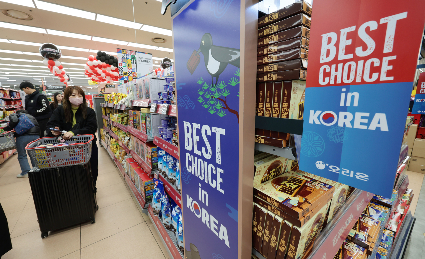   A promotion targeting foreign shoppers is held at Lotte Mart’s Seoul Station branch in Jung District, central Seoul, on Oct. 27, as the APEC summit kicks off. [YONHAP]