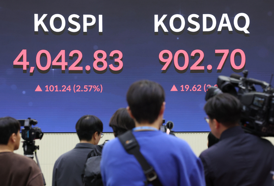 The day's close of the benchmark Korea Composite Stock Price Index (Kospi) is displayed on a screen ahead of an event to celebrate the Kospi's new record high, at the Korea Exchange on Oct. 27. [YONHAP]