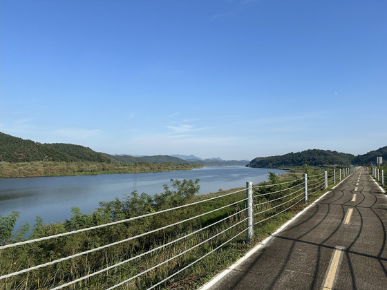 A straight stretch of the Nakdonggang Bicycle Path in the sun on Oct. 1. This flat section is immediately before the final two big climbs of the cross-country route. [JIM BULLEY]
