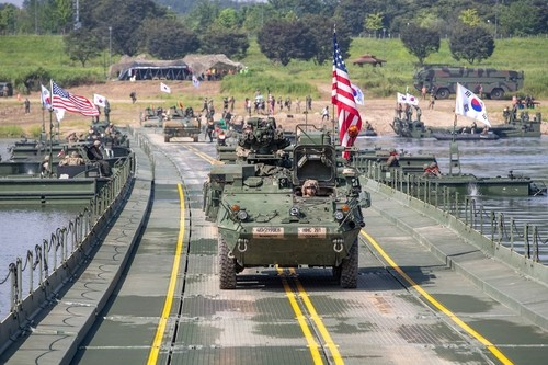 Korean and U.S. troops take part in a joint river-crossing exercise near the Namhan River in Yeoju, Gyeonggi, on Aug. 27. [YONHAP] 