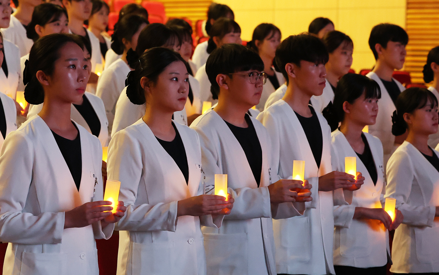 Nursing students take part in a candlelight ceremony during the 27th Nightingale Pledge ceremony at Ajou University in Suwon, Gyeonggi, on Oct. 28. [YONHAP]