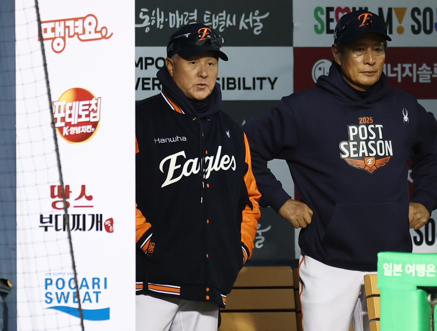 Hanwha Eagles manager Kim Kyung-moon, left, watches his team play the LG Twins in Game 2 of the Korean Series at Jamsil Baseball Stadium in Seoul on Oct. 27. [YONHAP]