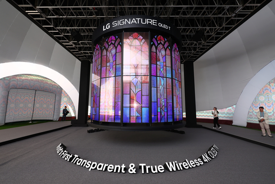 LG Electronics displays a massive chandelier installation made of 28 units of its 77-inch LG Signature OLED Ts, the world’s first wireless and transparent TV, at the K-Tech Showcase in Gyeongju, North Gyeongsang, on Oct. 28. [LG ELECTRONICS]