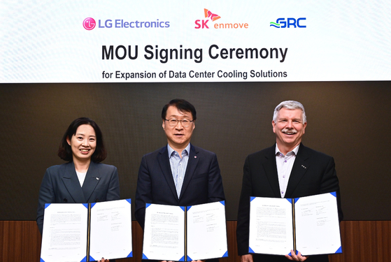 Nam Jae-in, left, head of green growth business at SK Enmove; Lee Jae-sung, center, head of the energy solution division at LG Electronics; and Peter Pollin, CEO of GRC, pose for a photo after signing a memorandum of understanding (MOU) at LG Electronics' production facility in Pyeongtaek, south of Seoul, on Oct. 27.  [LG ELECTRONICS] 