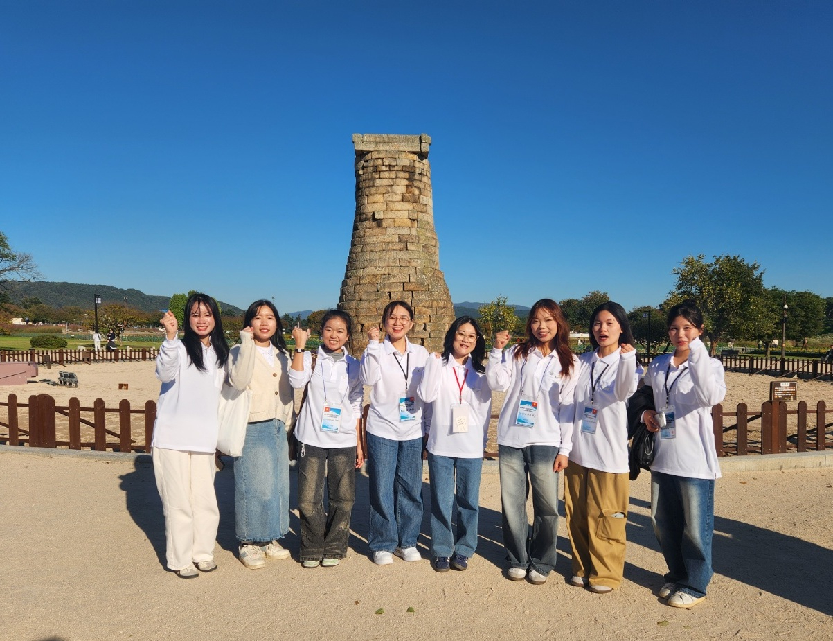 International student volunteers preparing to serve during the APEC summit pose for a group photo in front of Cheomseongdae Observatory in Gyeongju, North Gyeongsang, on Oct. 27. [KIM JUNG-SEOK] 