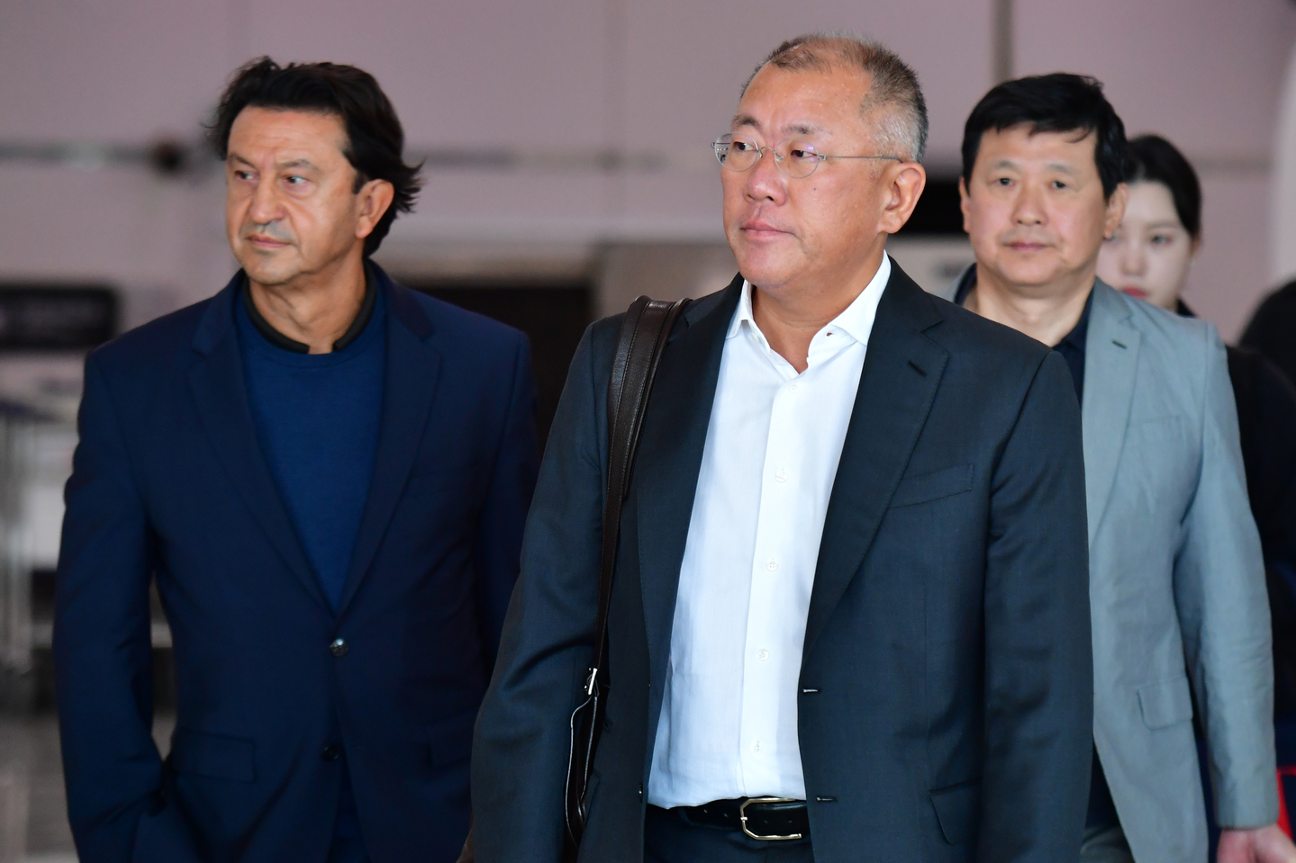 Hyundai Motor Group Executive Chair Euisun Chung, center, arrives at Pohang Gyeongju Airport in Pohang, North Gyeongsang, on Oct. 28. [NEWS1]