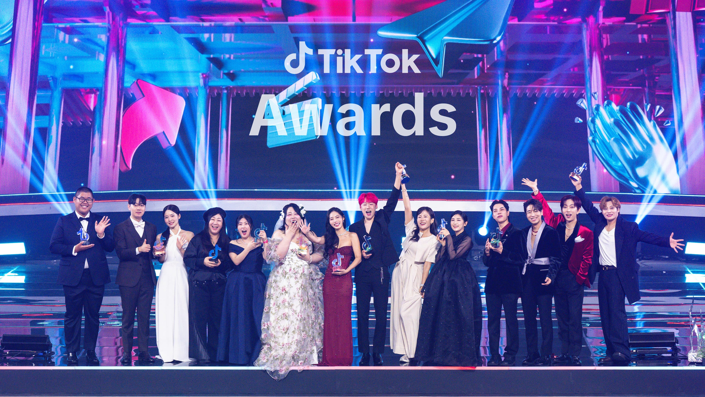 TikTok creators and awards presenters pose for a photo during the second annual TikTok Awards in Korea at Korea University’s Hwajeong Gymnasium in Seoul on Oct. 25. [TIKTOK KOREA]