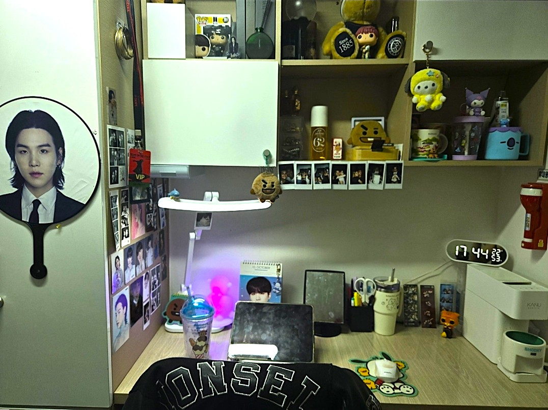 Ines Bengochea's desk in her gosiwon (small, affordable single-room housing) room [INES BENGOCHEA]