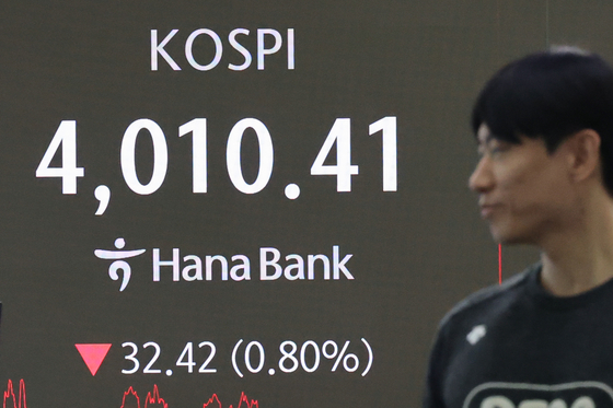 The closing benchmark Kospi is displayed on a screen inside Hana Bank in central Seoul on Oct. 28. [YONHAP] 