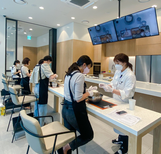 The lunchtime cooking and baking classes run by Hyundai Department Store [HYUNDAI DEPARTMENT STORE]