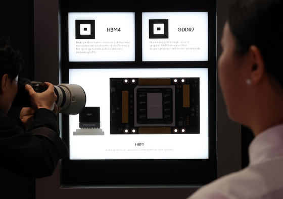 A Samsung spokesperson talks about its sixth-generation high-bandwidth memory (HBM4) and seventh-generation graphics double data rate (GDDR7) chips at the K-Tech Showcase, a side event held at the Asia-Pacific Economic Cooperation (APEC) CEO Summit at Gyeongju, North Gyeongsang, on Oct. 28. [NEWS1]