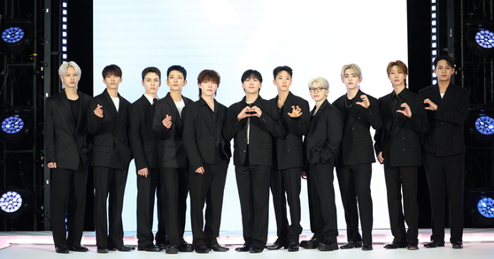 Seventeen members pose for photos at an Airbnb event held on June 4 at the Hanwha General Insurance Hannam office in central Seoul. [NEWS1]