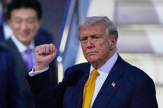 U.S. President Donald Trump gestures as he arrives at Haneda International Airport in Tokyo on Oct. 27. [AP/YONHAP]