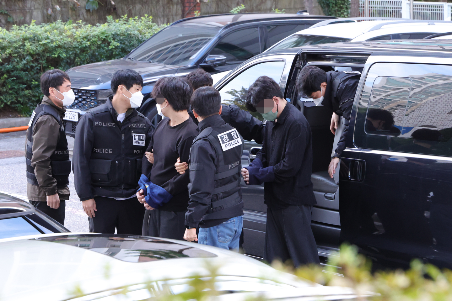 Suspects extradited from Cambodia are brought to Uijeongbu District Court in Uijeongbu, Gyeonggi, for a pretrial detention hearing on Oct. 21. [YONHAP] 