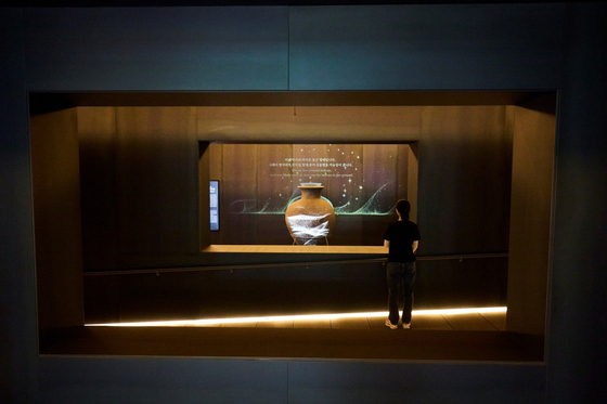 A large jar on display at the Wolji Exhibition Hall, which reopened on Oct. 17 after an 18-month renovation. [GYEONGJU NATIONAL MUSEUM] 