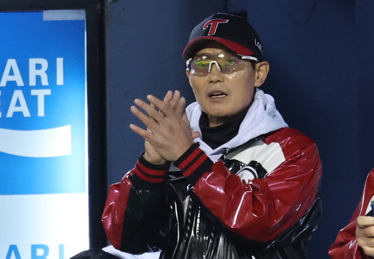 LG Twins manager Youm Kyoung-youb reacts to a play during Game 2 of the Korean Series against the Hanwha Eagles at Jamsil Baseball Stadium in Seoul on Oct. 27. [YONHAP]