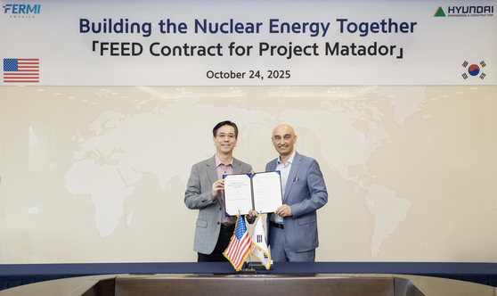 Hyundai Engineering & Construction CEO Lee Han-woo, left, and Fermi Nuclear CEO Mesut Uzman take a photo after signing a deal for the Project Matador in Texas at the Korean company's headquarters in central Seoul on Oct. 24. [HYUNDAI E&C]