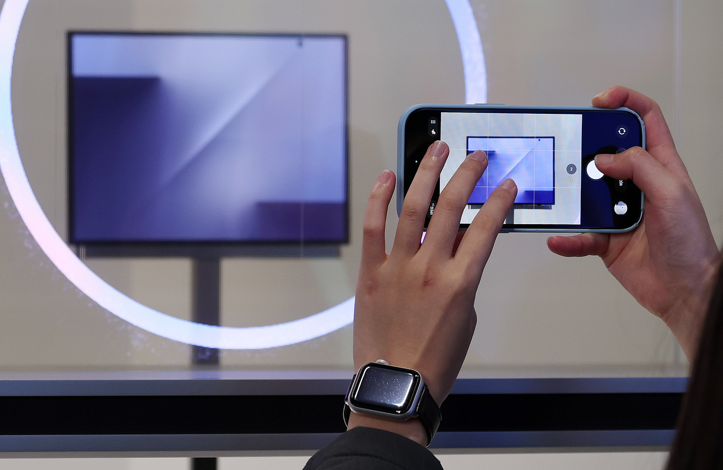 Samsung Electronics showcases a mock-up of its trifolding smartphone for the first time at the K-Tech Showcase, a side event at the Asia-Pacific Economic Cooperation (APEC) CEO Summit at Gyeongju, North Gyeongsang, on Oct. 28. [NEWS1]