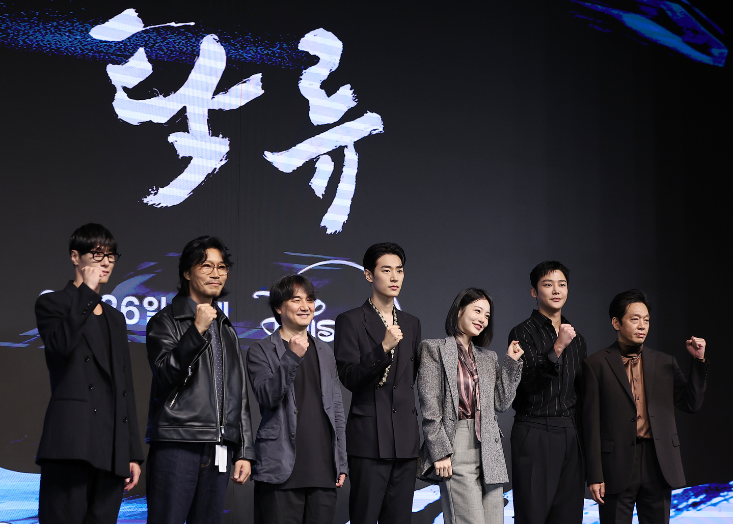 The stars of the Disney+ original series "The Murky Stream," from left, actors Kim Dong-won and Choi Gwi-hwa, director Choo Chang-min, actors Park Seo-ham, Shin Ye-eun, Rowoon and Park Ji-hwan pose for a photo at a press conference held at the Eliena Hotel in Gangnam District, southern Seoul, on Sept. 23. [NEWS1]