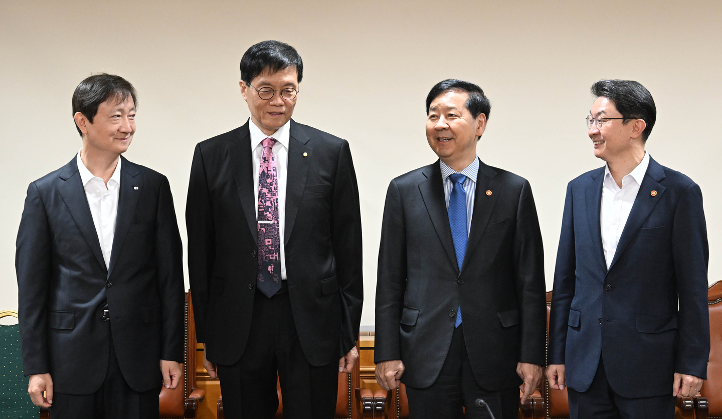 Finance Minister and Deputy Prime Minister Koo Yun-cheol poses for a photo before the start of a market situation review meeting at the Korea Federation of Banks in Jung District, central Seoul, on October 24. From left: Financial Supervisory Service Governor Lee Chan-jin, Bank of Korea Governor Rhee Chang-yong, Deputy Prime Minister Koo Yun-cheol, and Financial Services Commission Chairman Lee Eok-won. [MINISTRY OF ECONOMY AND FINANCE] 