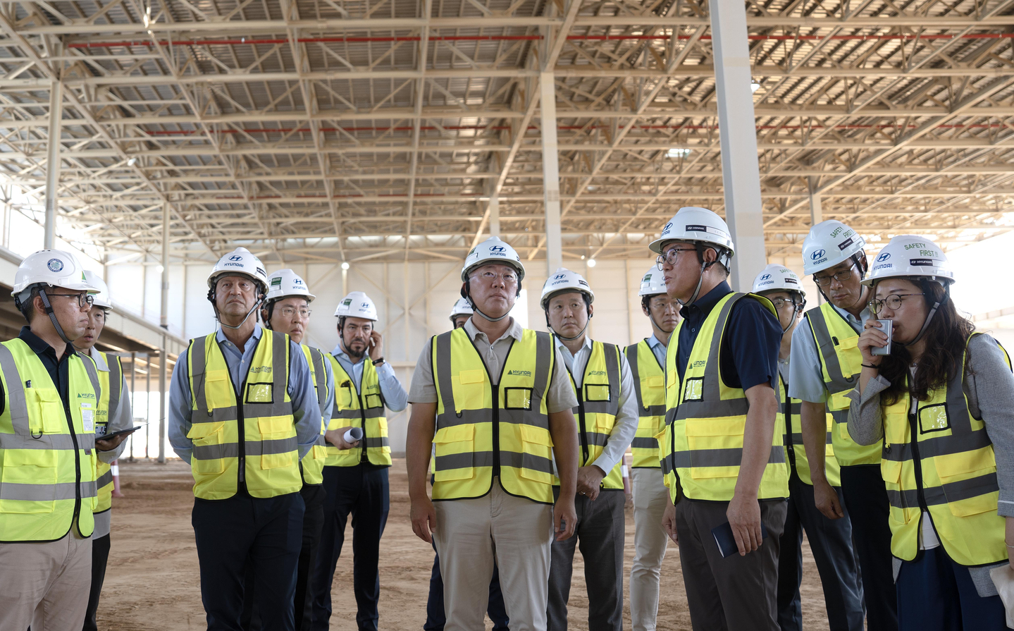 Hyundai Motor Group Executive Chair Euisun Chung, center, visits the company’s Saudi Arabia production subsidiary on Oct. 26 to review the construction progress of its new plant and assess sales strategies for the Saudi market. [NEWS1]