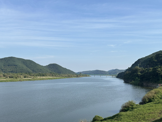 The stretch of the Nakdong River south of Daegu is very rural and unpopulated. At this point, in Cheongdeok, South Gyeongsang, photographed on Oct. 1, you're at least an hour away from the closest conveinence store. [JIM BULLEY]