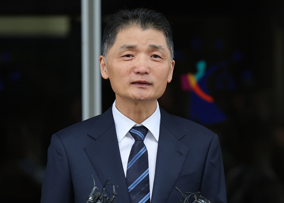 Kim Beom-su, founder of Kakao and head of the Future Initiative Center, speaks to the press after being acquitted in the first trial for violating the Capital Markets Act at the Seoul Southern District Court in Yangcheon District, western Seoul, on Oct. 21. [NEWS1]