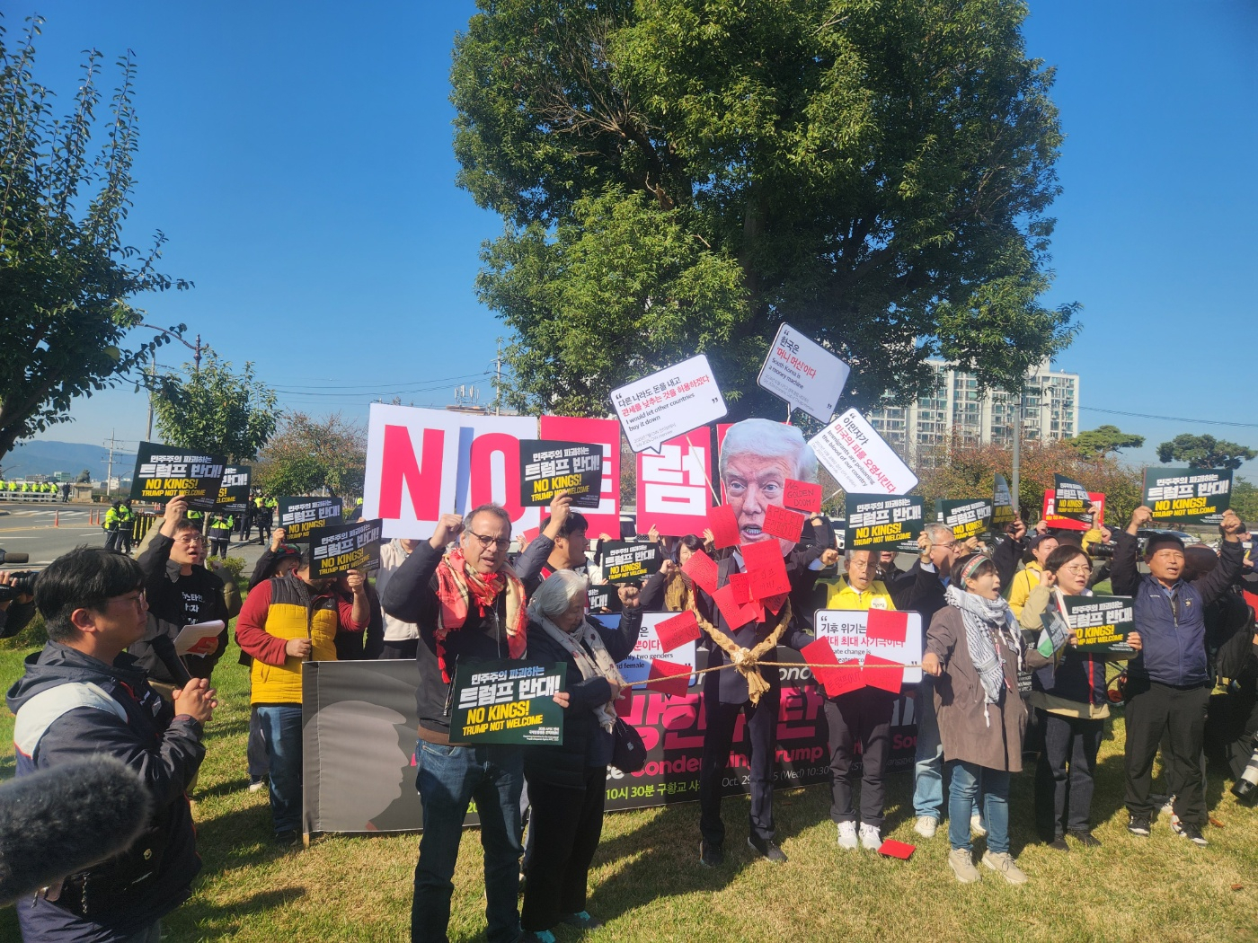 A total of 37 progressive groups, including the Korean Confederation of Trade Unions, hold a press conference on a roadside in Dongcheon-dong, Gyeongju, on Oct. 29. [KIM JUNG-SEOK]