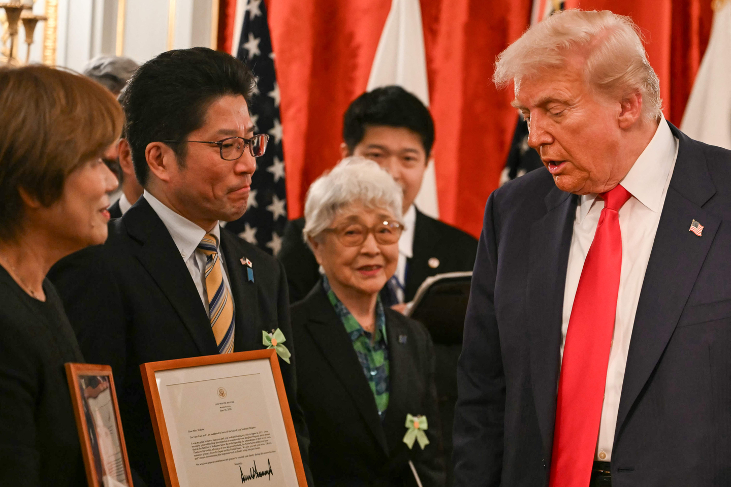 Family members of Japanese citizens abducted by North Korea meet with U.S. President Donald Trump at the Akasaka State Guest House in Tokyo on Oct. 28. [AFP/YONHAP]