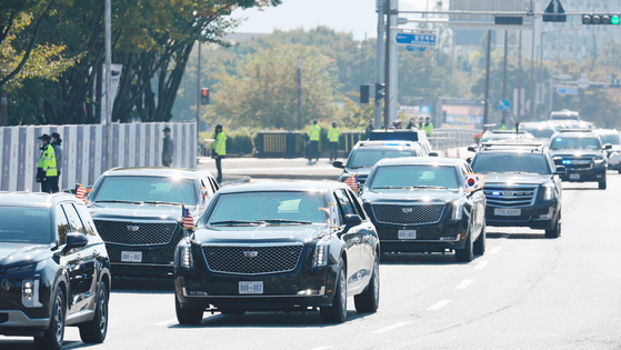 U.S. President Donald Trump heads to Gyeongju Arts Center in his presidential limousine, the "Beast," to attend the 2025 APEC CEO summit in Gyeongju on Oct. 29. [YONHAP]