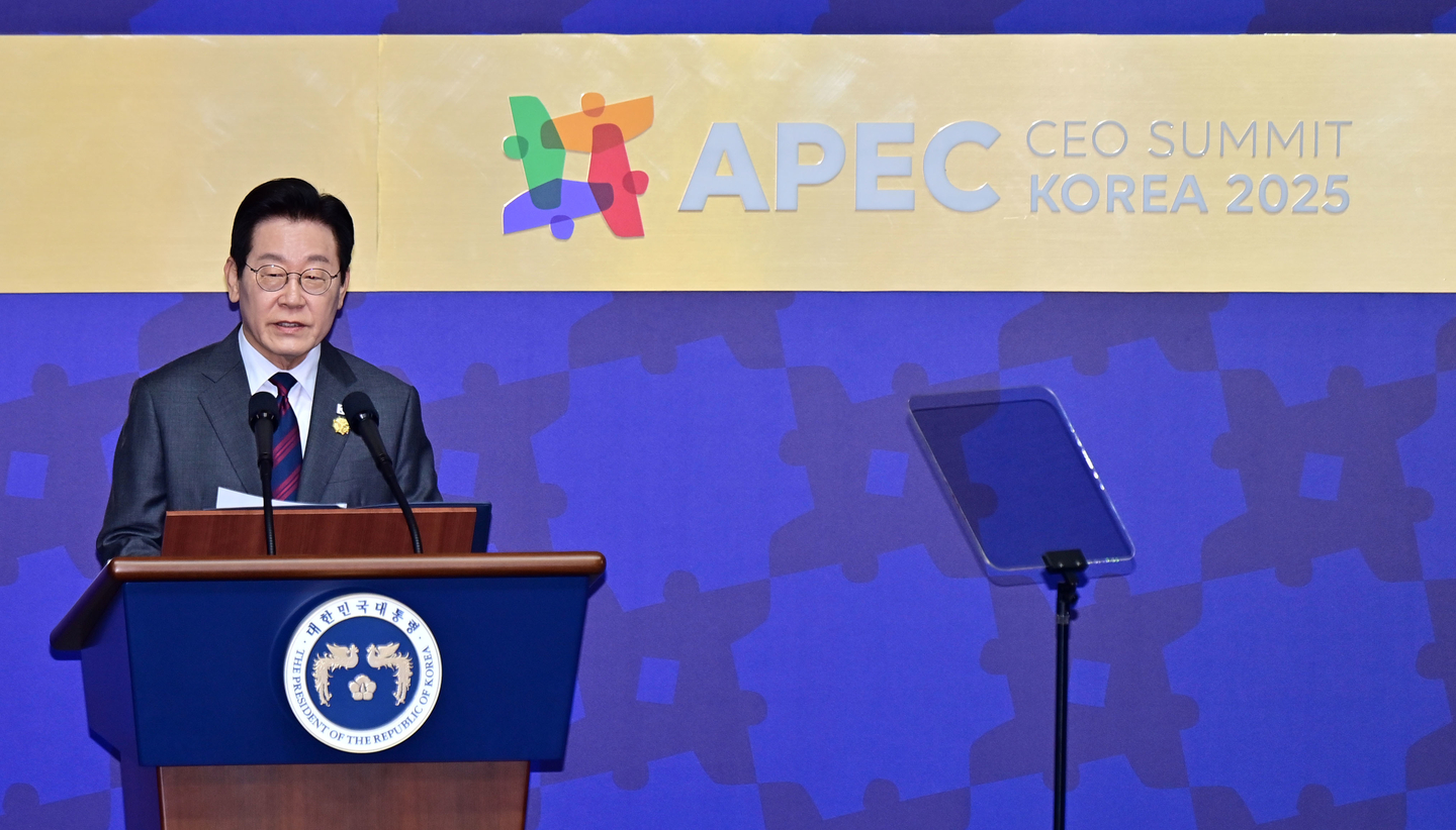 President Lee Jae Myung delivers a special keynote speech at the 2025 APEC CEO Summit at the Gyeongju Arts Center in North Gyeongsang on Oct. 29. [JOINT PRESS CORPS]