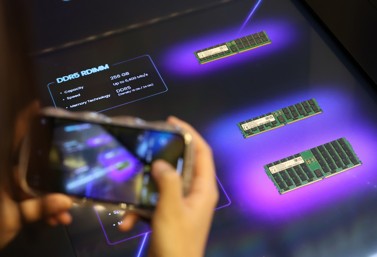 SK hynix's DDR5 server memory showcased at Korea's largest semiconductor display exhibition in southern Seoul on Oct. 23, 2024. [Yonhap] 
