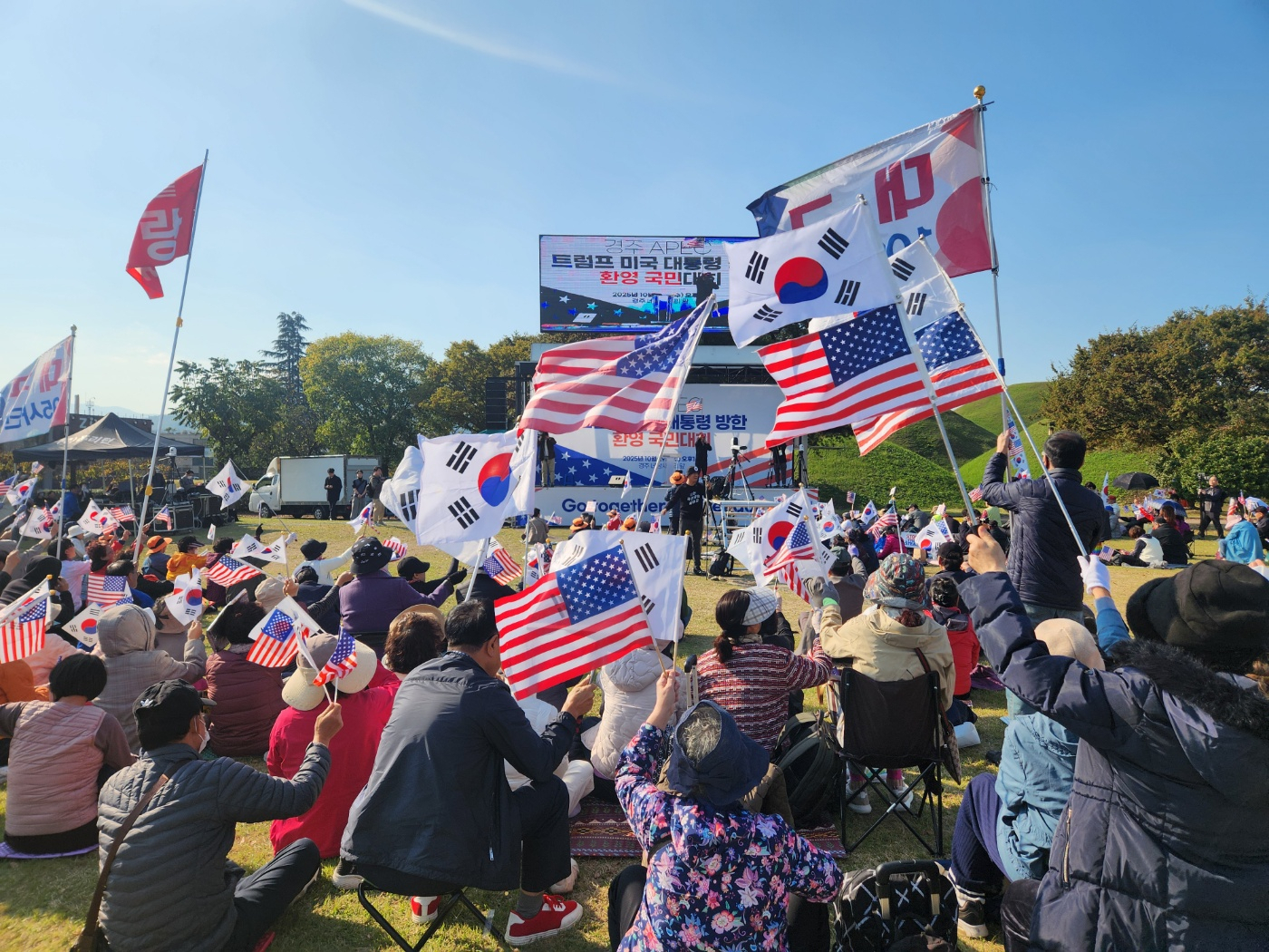 The Hwandonghae Patriotic Citizens’ Coalition hold a rally welcoming U.S. President Donald Trump at Naenam Intersection in Hwangnam-dong, Gyeongju, on Oct. 29. [KIM JUNG-SEOK]