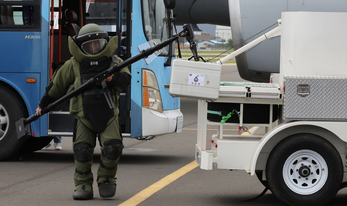 Members of the Air Force’s 5th Air Mobility Wing conduct a counterterrorism drill involving aircraft boarding, suspect apprehension and bomb disposal at Gimhae Air Base in Busan on Oct. 22 ahead of the 2025 APEC summit. [SONG BONG-GEUN] 