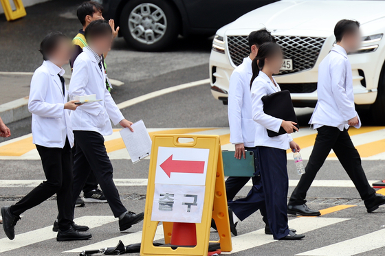 Medical staff are seen at a hostpial in Seoul on Sept. 1. [NEWS1]