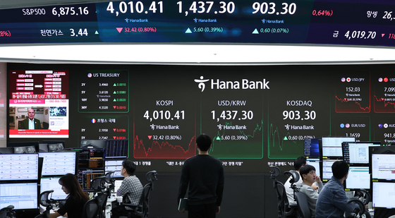 Korea's stock indexes are shown on a screen in Hana Bank's trading room in central Seoul on Oct. 28. [NEWS1] 
