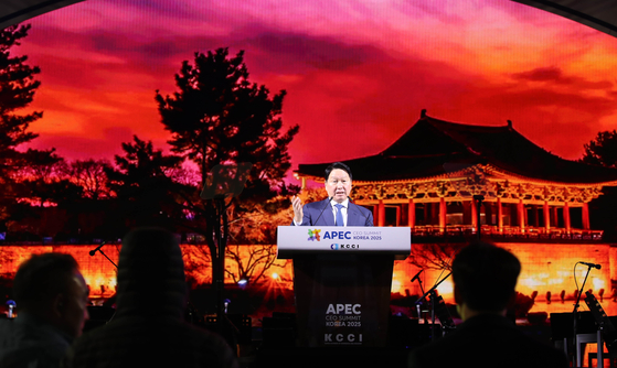 Chey Tae-won, chairman of the Korea Chamber of Commerce and Industry, delivers opening remarks during the welcome dinner during the 2025 APEC CEO Summit, held at Hwarang Village in Gyeongju on Oct. 28. [YONHAP]