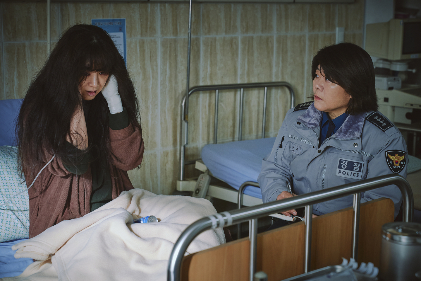Still cut from ″The Woman in the White Car″ [BY4M STUDIO] 