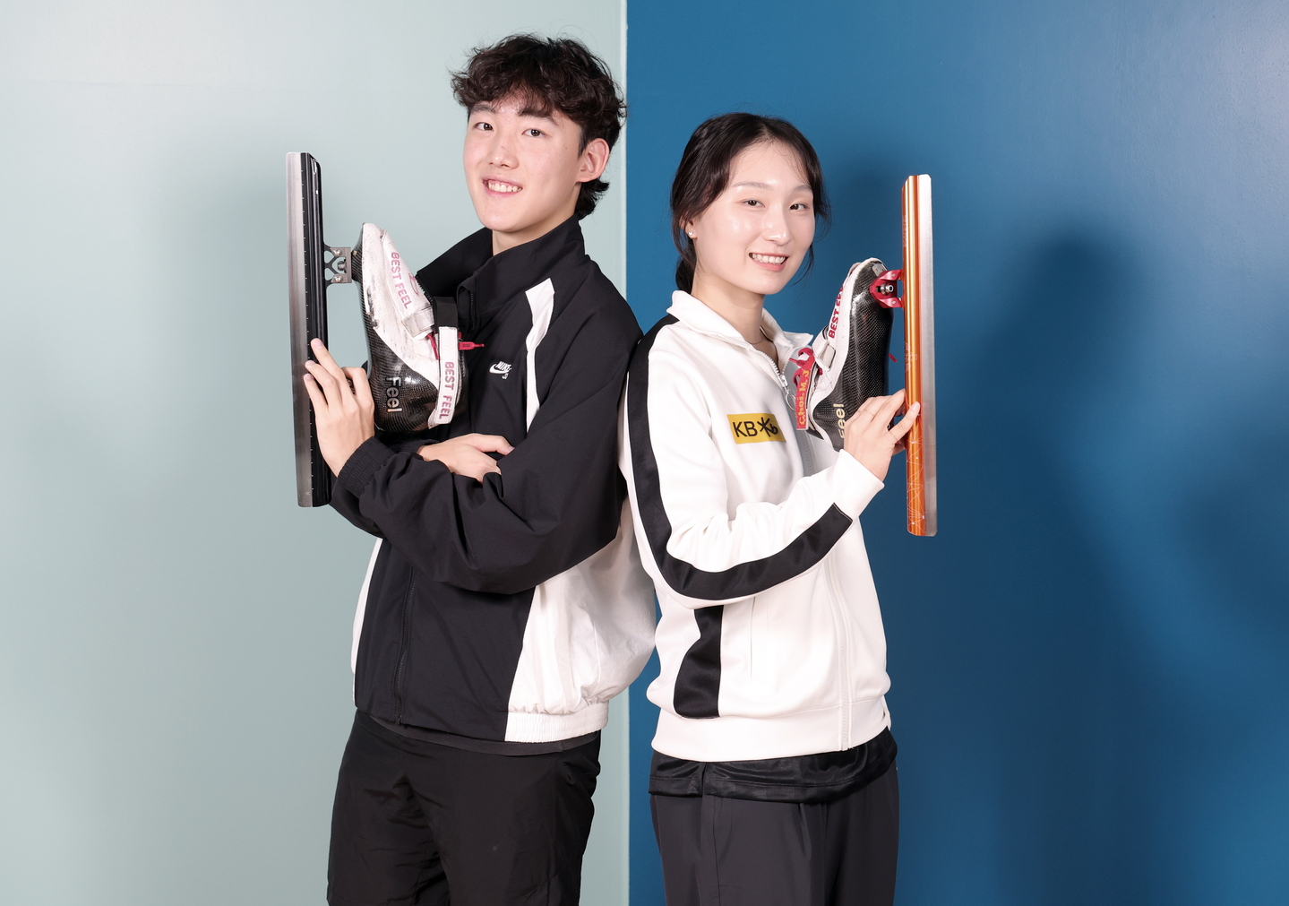 Short track speed skaters Choi Min-jeong, right, and Rim Jong-un poses for photos at Jincheon National Training Center in Jincheon, North Chungcheong, on Sept. 10. [KANG JUNG-HYUN] 