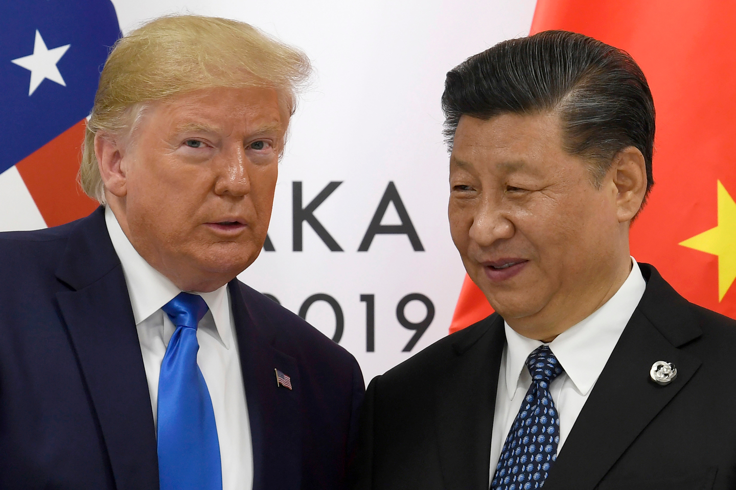 U.S. President Donald Trump, left, poses for a photo with Chinese President Xi Jinping during a meeting on the sidelines of the G-20 summit in Osaka, western Japan, on June 29, 2019. [AP/YONHAP]