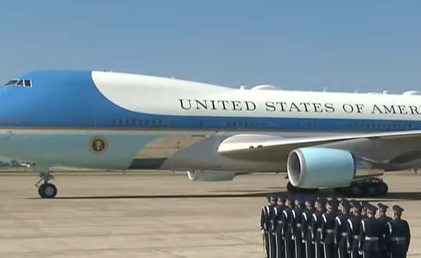 Air Force One carrying U.S. President Donald Trump arrives at Gimhae International Airport in Busan on Oct. 29 for his two-day state visit to Korea. [SCREEN CAPTURE] 