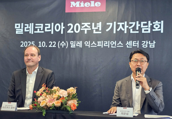 Marcus Miele, left, the co-chairman of Miele, a German premium home appliance company, and Miele Korea Managing Director Choi Moon-sup, speak during a press conference marking the 20th anniversary of Miele Korea’s establishment at the Miele Experience Center in Gangnam, Seoul, on Oct. 22. [YONHAP] 